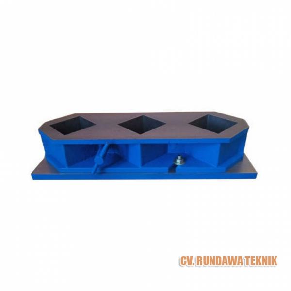 Cetakan Kubus Beton atau Concrete Three Gang Mold